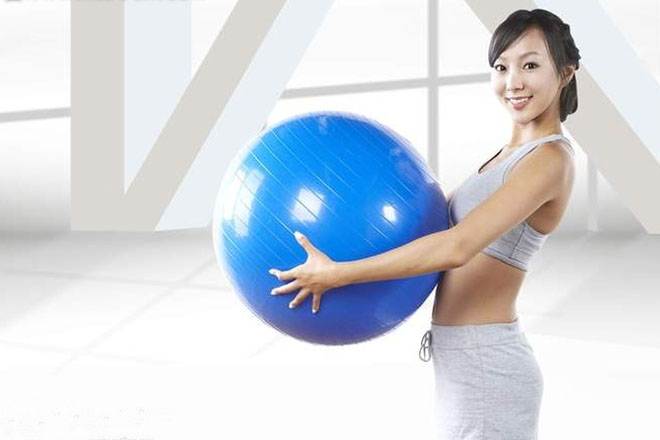 健身过程中瑜伽球的4种简单用法