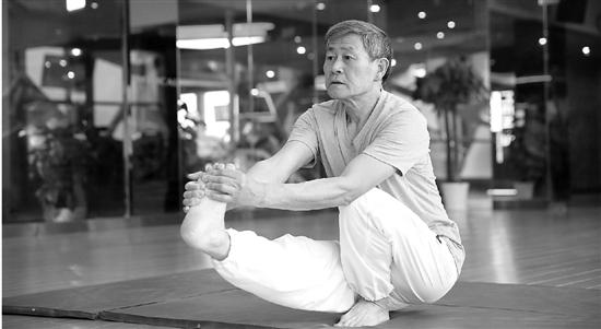 拉风老先生63岁入门瑜伽 70岁成高