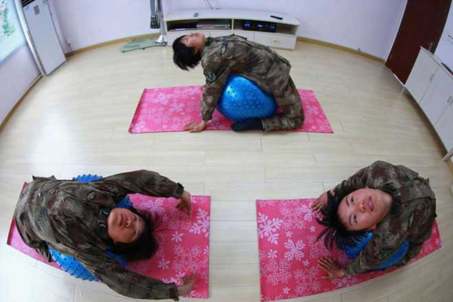 实拍中国陆军首支女子导弹连练习