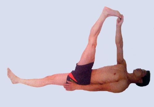 瑜伽体式-卧手抓脚趾腿伸展式变