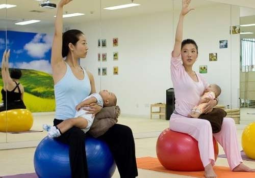 看<font color='red'>孕妇</font>如何运用瑜伽球来缓解腰背疼痛？