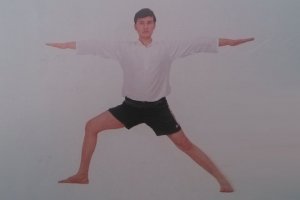 印度瑜伽站姿体式—三角侧伸展式