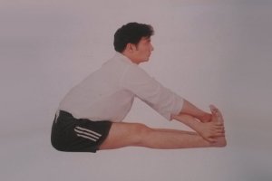 印度瑜伽前屈体式—坐立前屈扭转