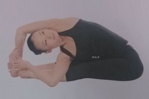 瑜伽体式-坐立前曲扭转式