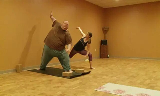 发生在700磅脂肪和7磅瑜伽垫间的励志故事