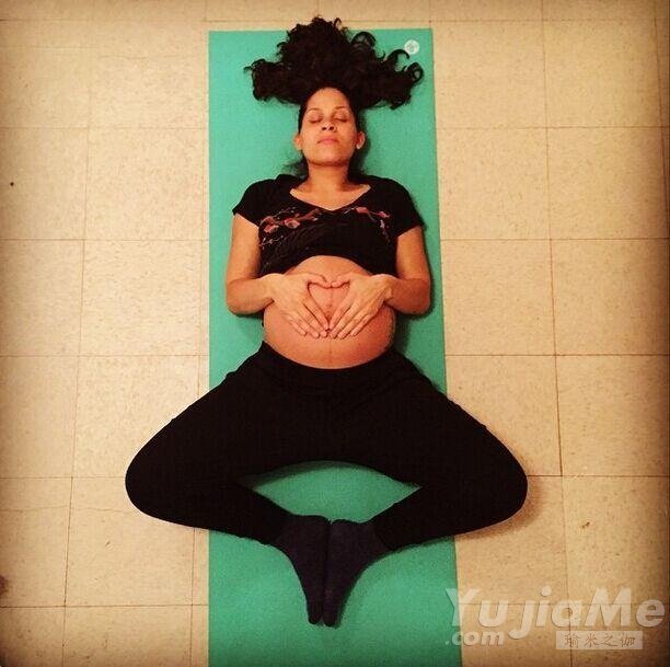 准妈妈怀孕期间练瑜伽 大肚身材也优美8