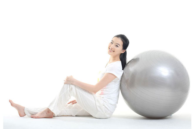 五种瑜伽球新用法 强效速瘦下半