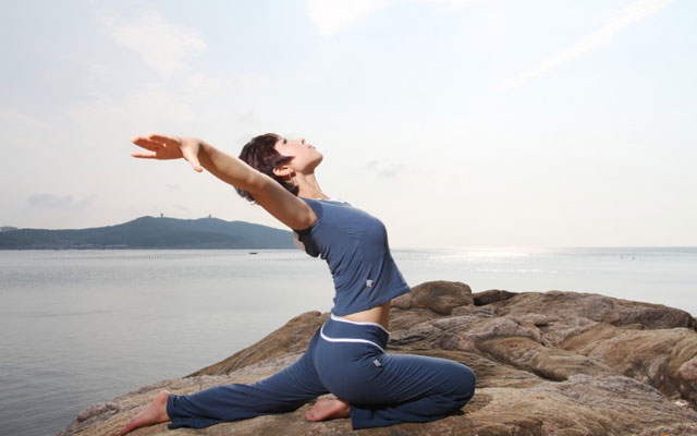 缓解白领颈椎病必做8个动作瑜伽！