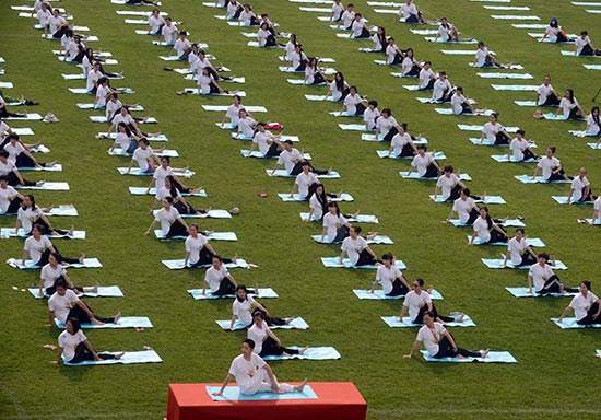 喜迎第一个国际瑜伽日 500人齐聚北大练瑜伽