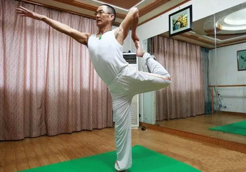 陪妻子练习，59岁的他竟成了瑜伽