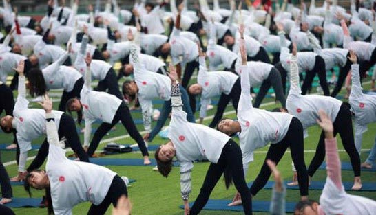 千人齐练瑜伽，迎接“世界艾滋病日”