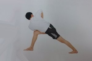 印度瑜伽纤腰瑜伽—三角扭转侧伸