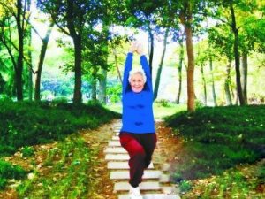 合肥八旬老太免费教老人练瑜伽 报名