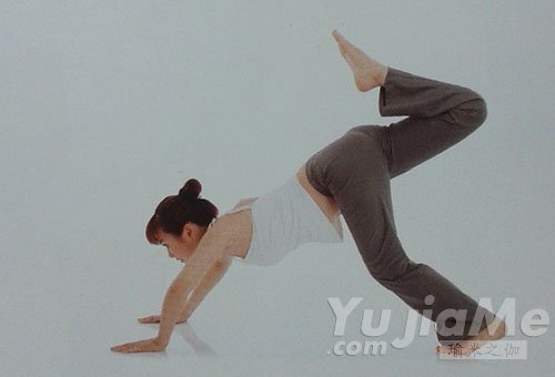向下犬式抬腿错误动作