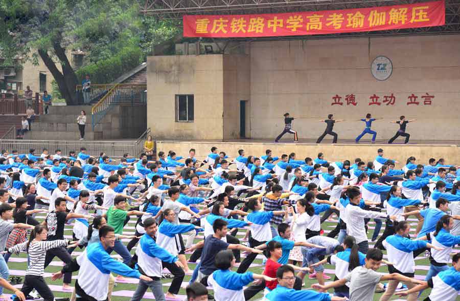 重庆千余名高三生集体练瑜伽迎高