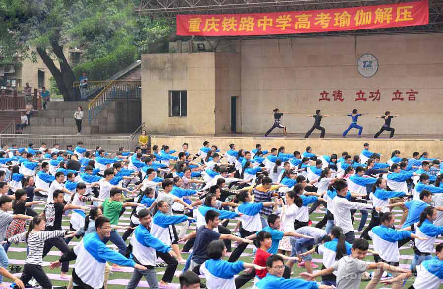 不喊口号 拒打鸡血 重庆千余名高三学生集体练瑜伽迎高考1