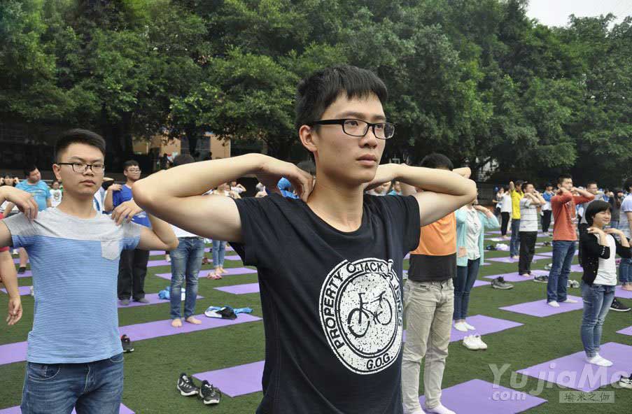 不喊口号 拒打鸡血 重庆千余名高三学生集体练瑜伽迎高考2