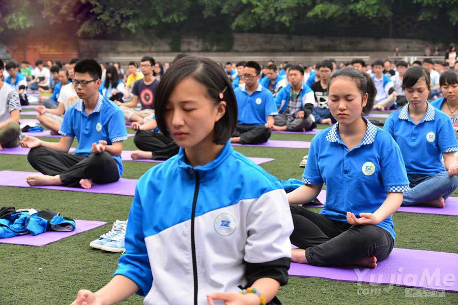 不喊口号 拒打鸡血 重庆千余名高三学生集体练瑜伽迎高考3