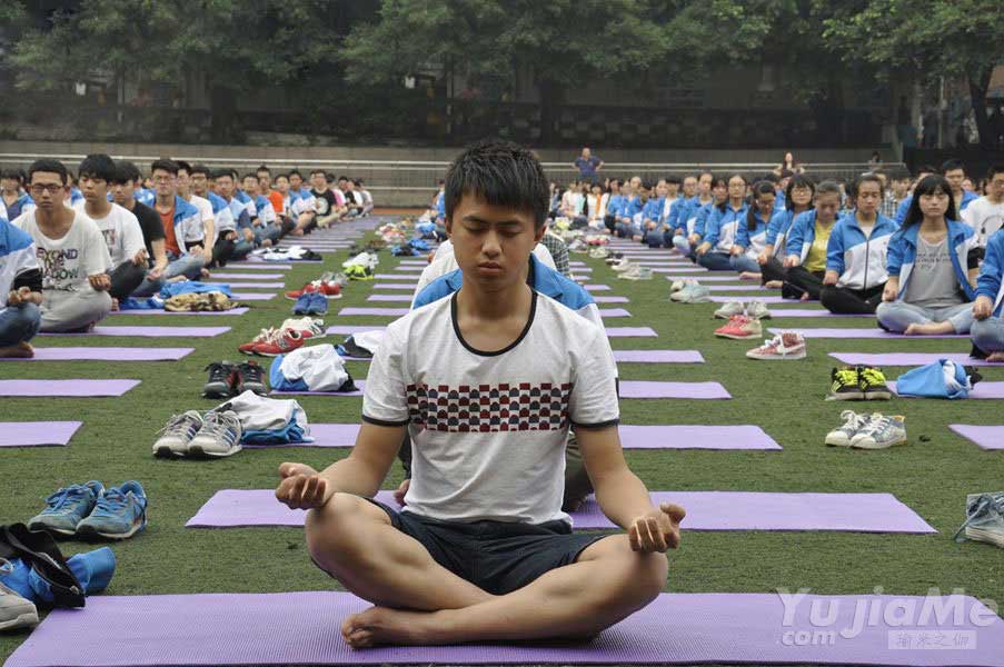 不喊口号 拒打鸡血 重庆千余名高三学生集体练瑜5