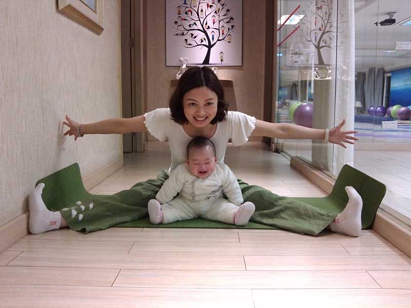 辣妈产后瘦身瑜伽 美照羡煞旁人
